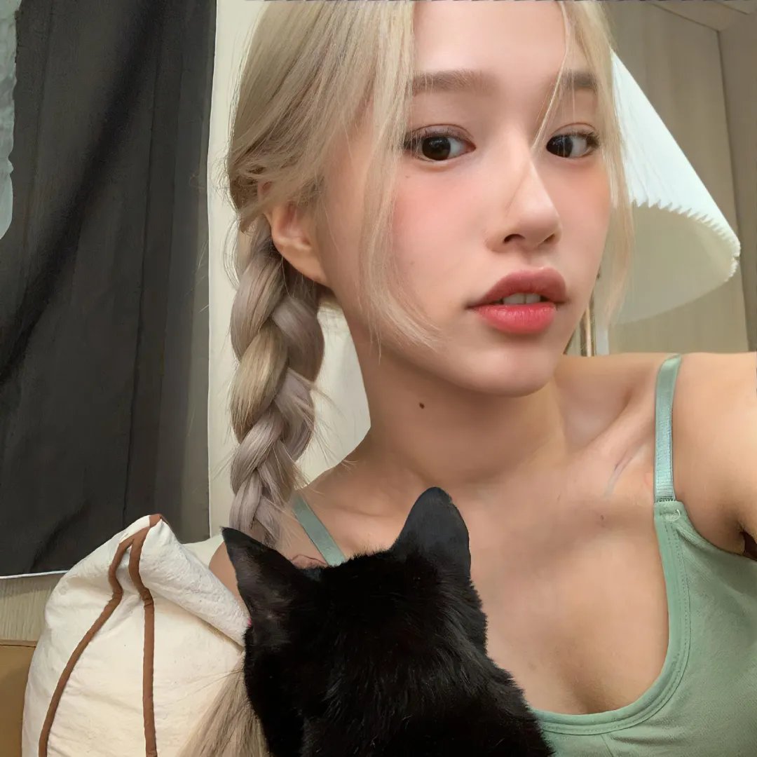 窗中女孩